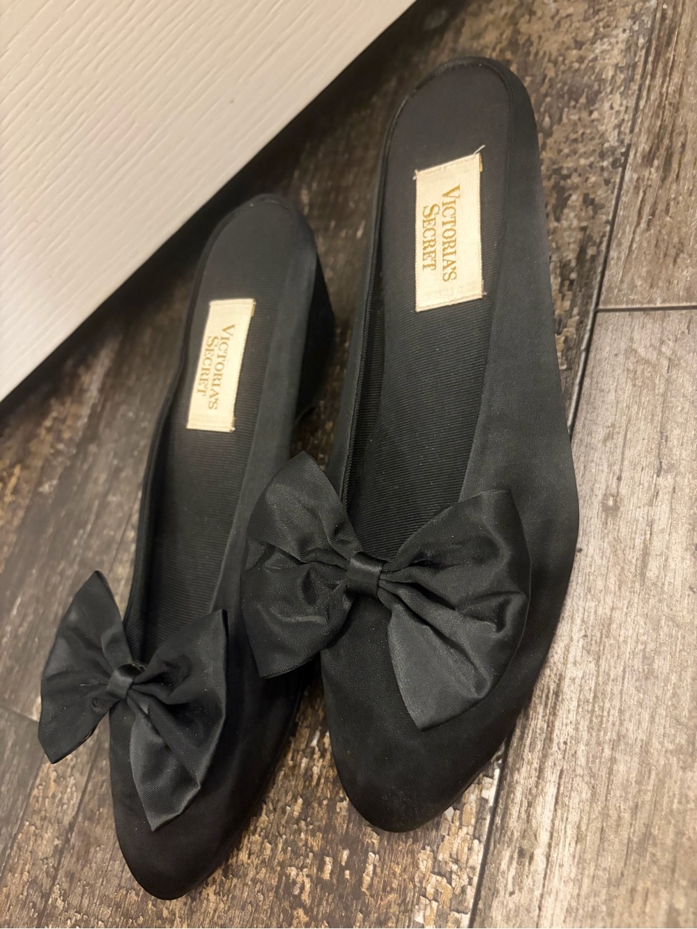 VTG Victoria's Secret Gold Label Westgate Satin Bow Slippers NWOT